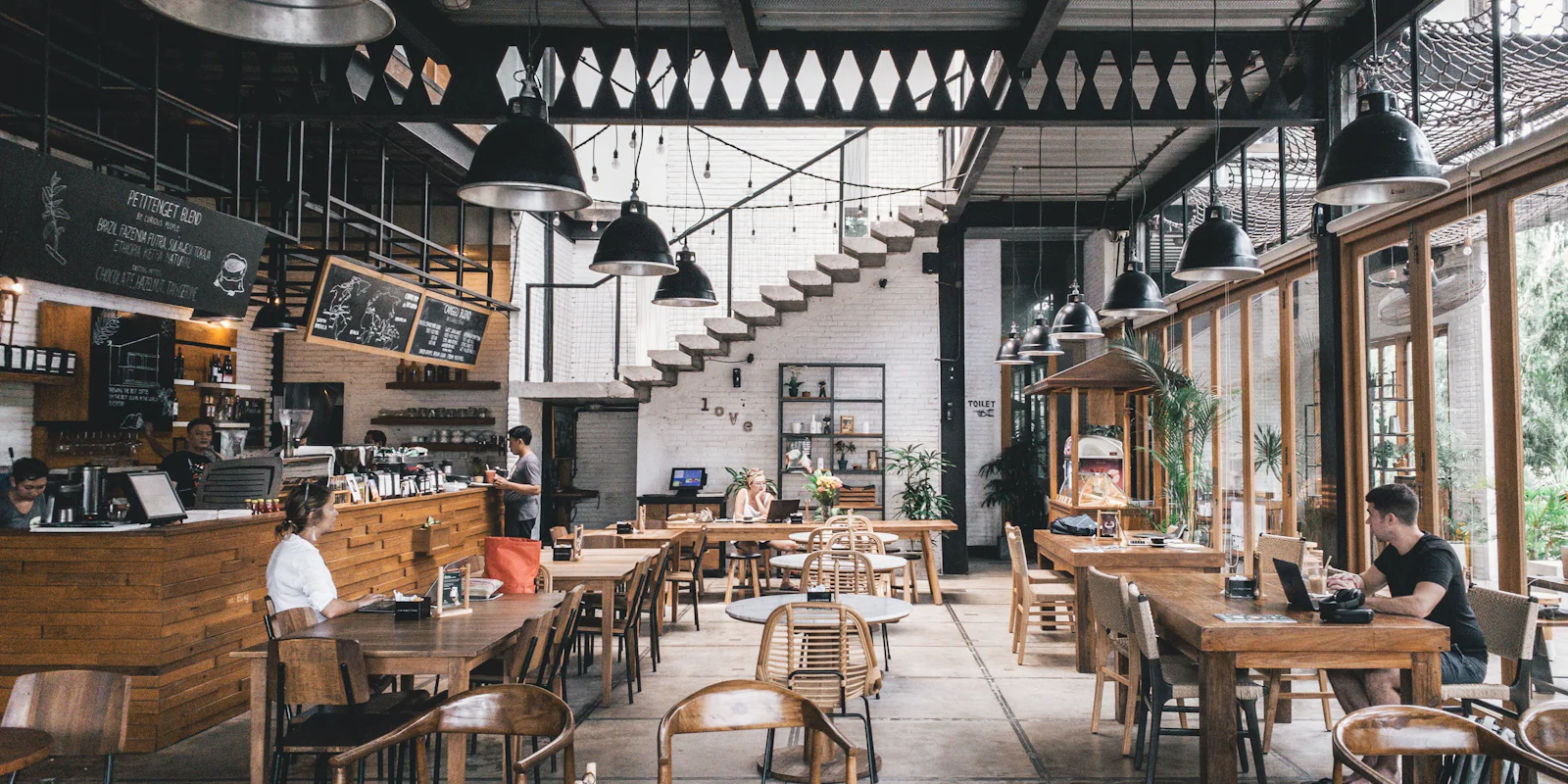Salle de restaurant lumineuse avec tables en bois