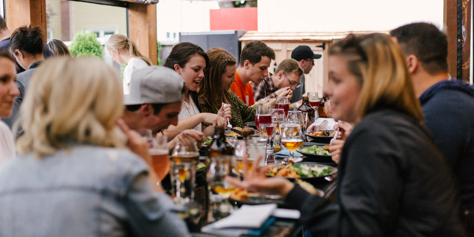 Clients attablés partageant un repas au restaurant