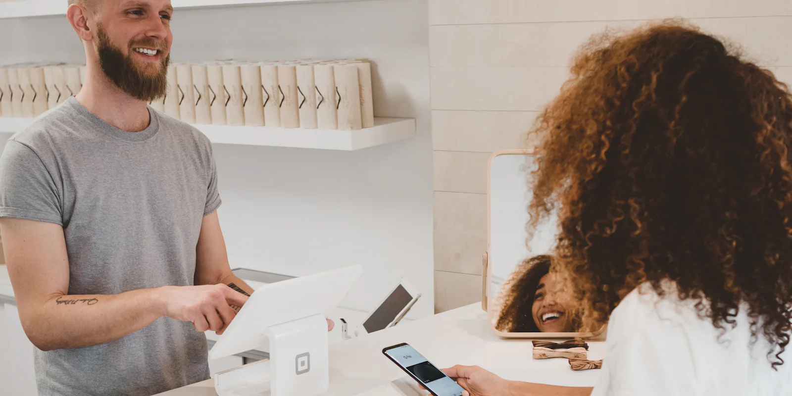 Client qui paie avec son téléphone au comptoir