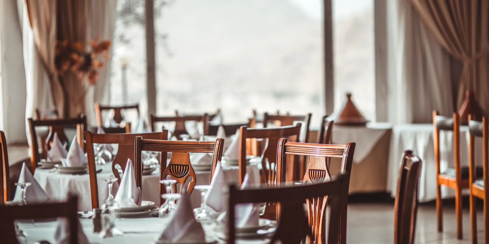 Tables dressées dans un restaurant